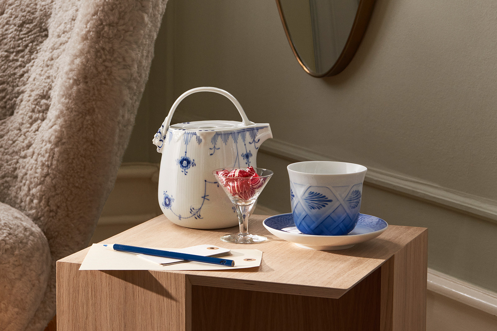 Enjoy a cup of tea with Royal Copenhagen's Blue Elements teapot and Blue Collectibles Thermal mug
